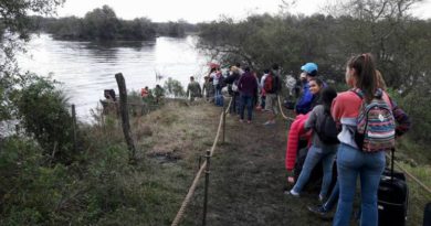 Cruzan en lancha a internados de Corrientes por la caída del puente Esquina- Goya Cruzan en lancha a internados de Corrientes por la caída del puente Esquina- Goya