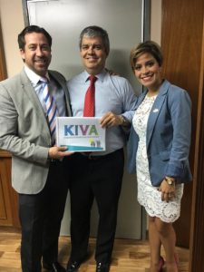 representantes-de-kiva-paraguay-posan-con-el-ministro-de-educacion-enrique-riera-_430_573_1428665