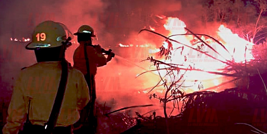 Tres dotaciones de Bomberos trabajan en incendio en reserva Monte Seguín