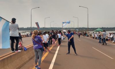 Docentes cortan el puente Garupá por reclamos salariales