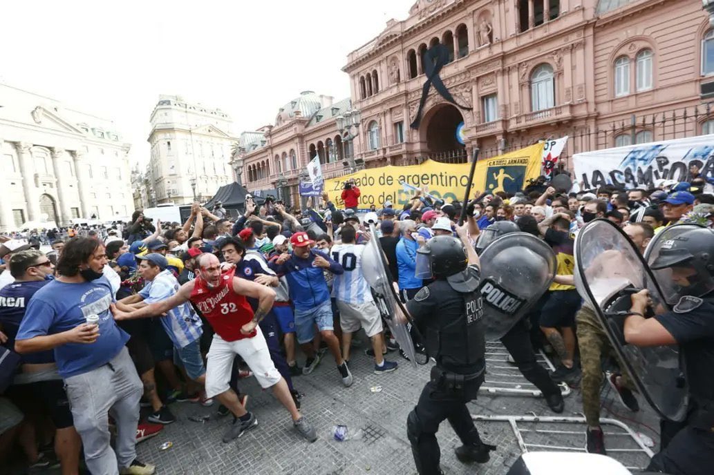 Incidentes y detenidos en el funeral de Diego Maradona