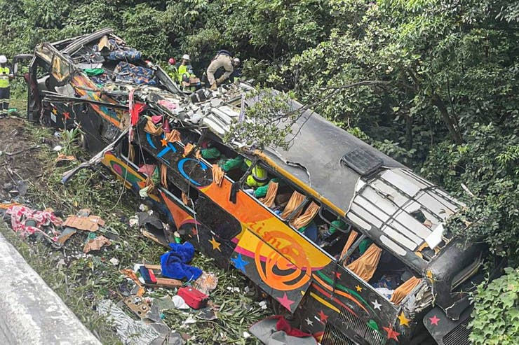 Se despistó un micro camino a Camboriú, hay 21 muertos y heridos graves