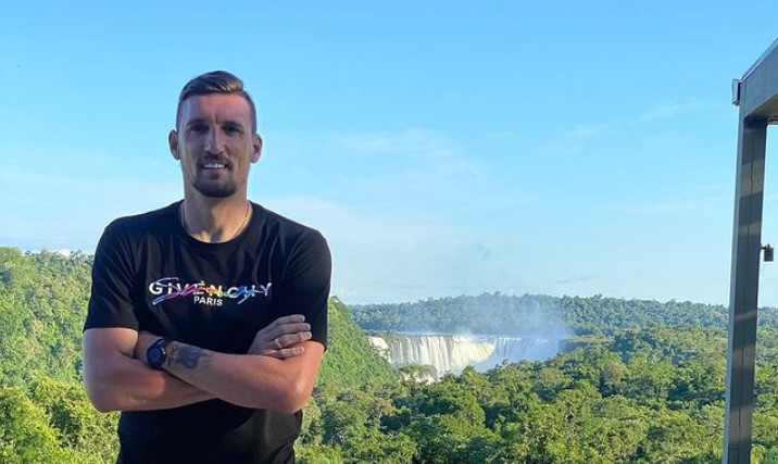 Franco Armani, arquero de la Selección y de River vacaciona en Iguazú