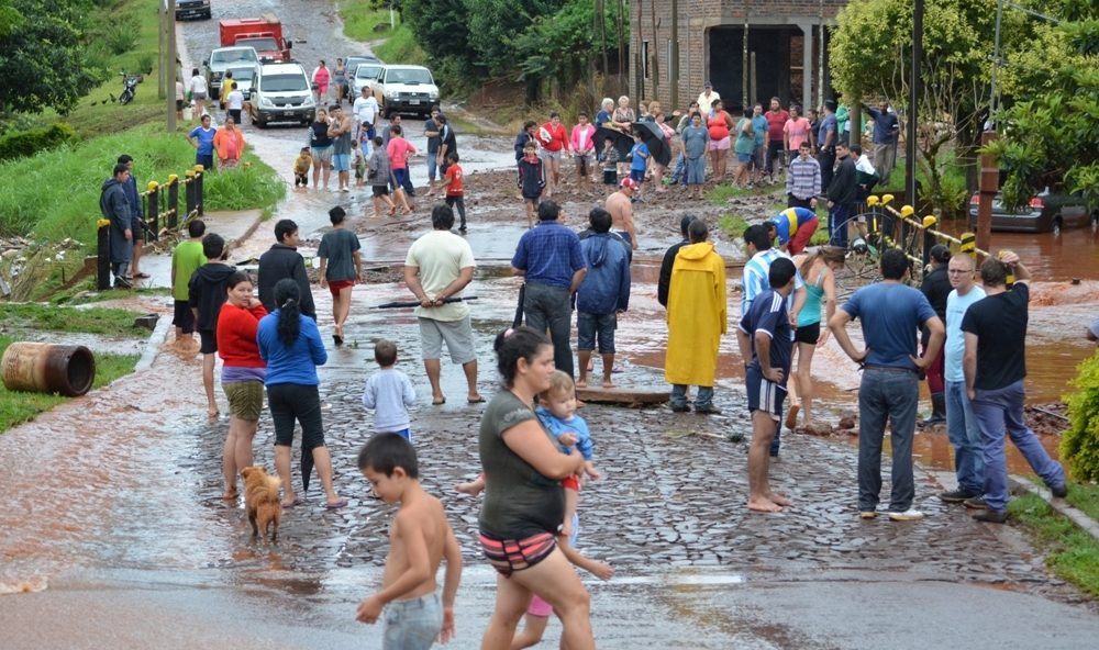 Paraguay: desborde de arroyos, cortes de rutas y cientos de familias en la calle por temporal