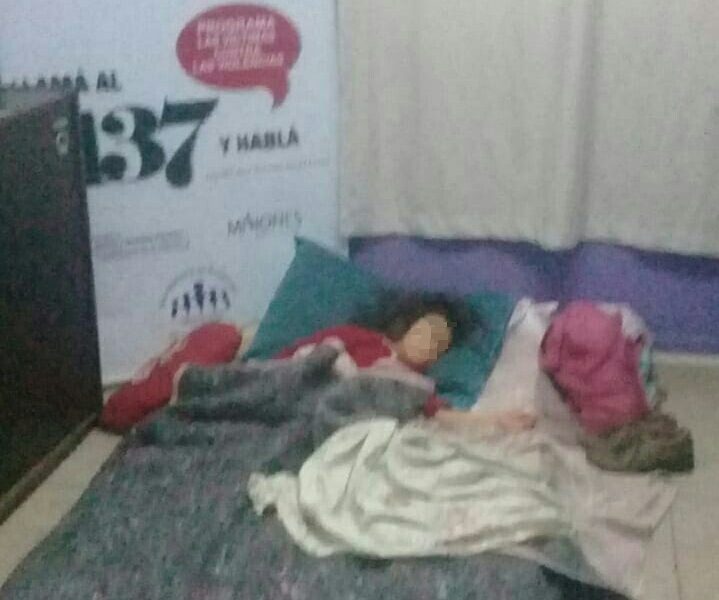 La Línea 137 la rescató por una noche y volvió a casa de su agresor