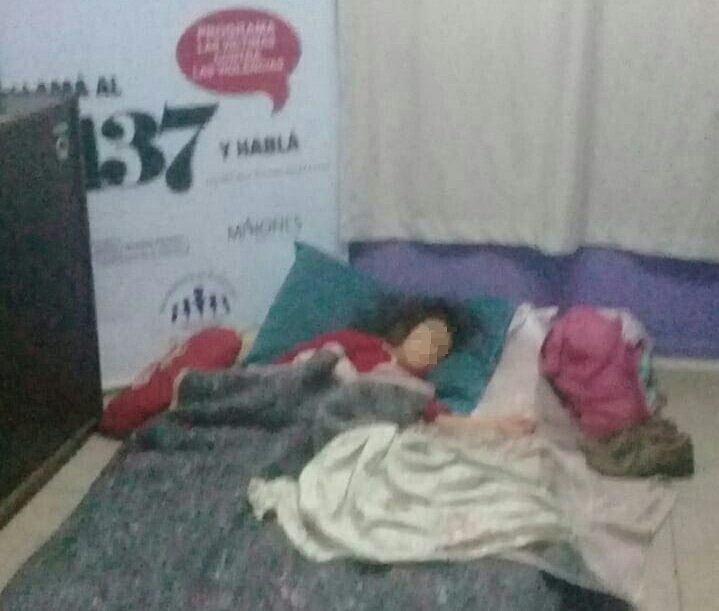 La Línea 137 la rescató por una noche y volvió a casa de su agresor