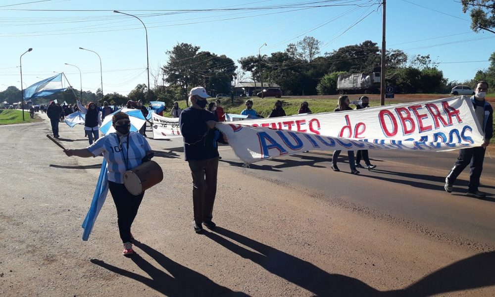 Docentes comenzaron un paro de 72 horas y cortan la ruta 14 en Oberá