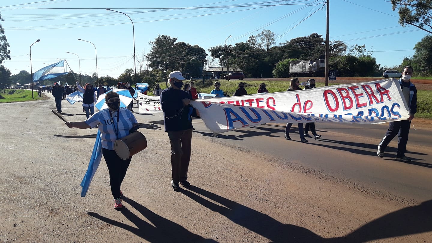 Docentes comenzaron un paro de 72 horas y cortan la ruta 14 en Oberá