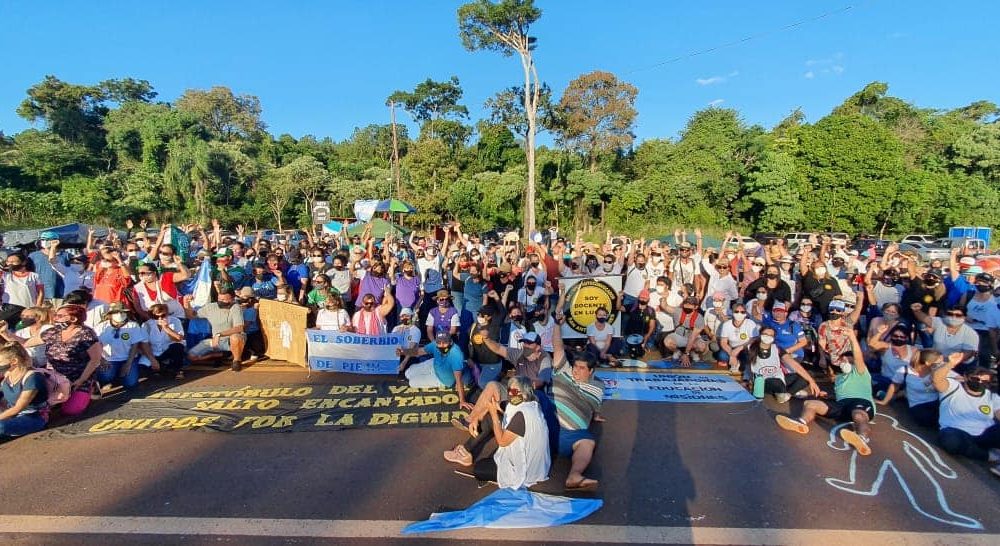 Docentes extienden el paro por 48 horas y continúan el acampe sobre la ruta 12