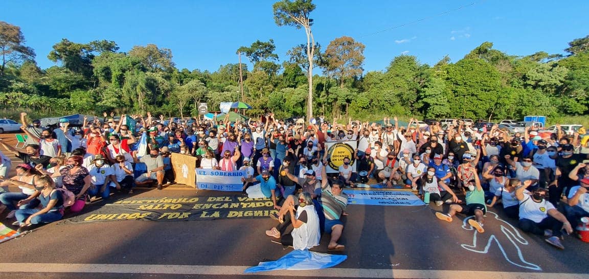 Docentes extienden el paro por 48 horas y continúan el acampe sobre la ruta 12