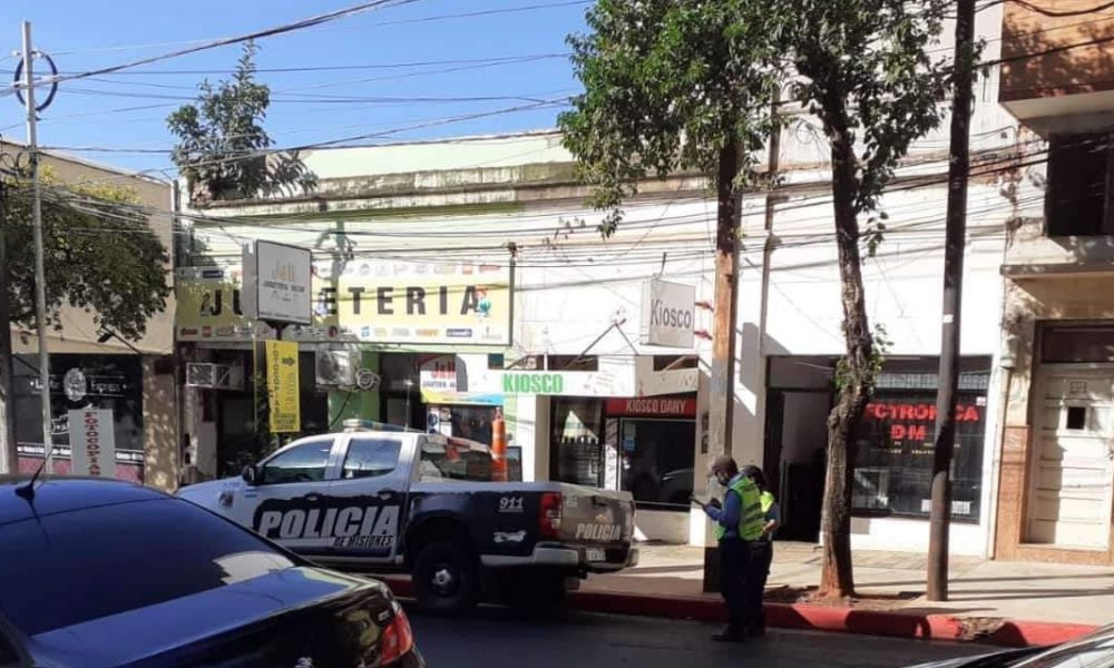 Inspectores multan a Policías por camioneta mal estacionada en Posadas
