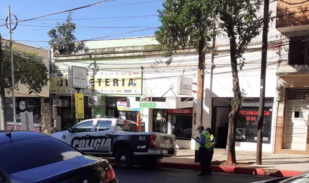 Inspectores multan a Policías por camioneta mal estacionada en Posadas