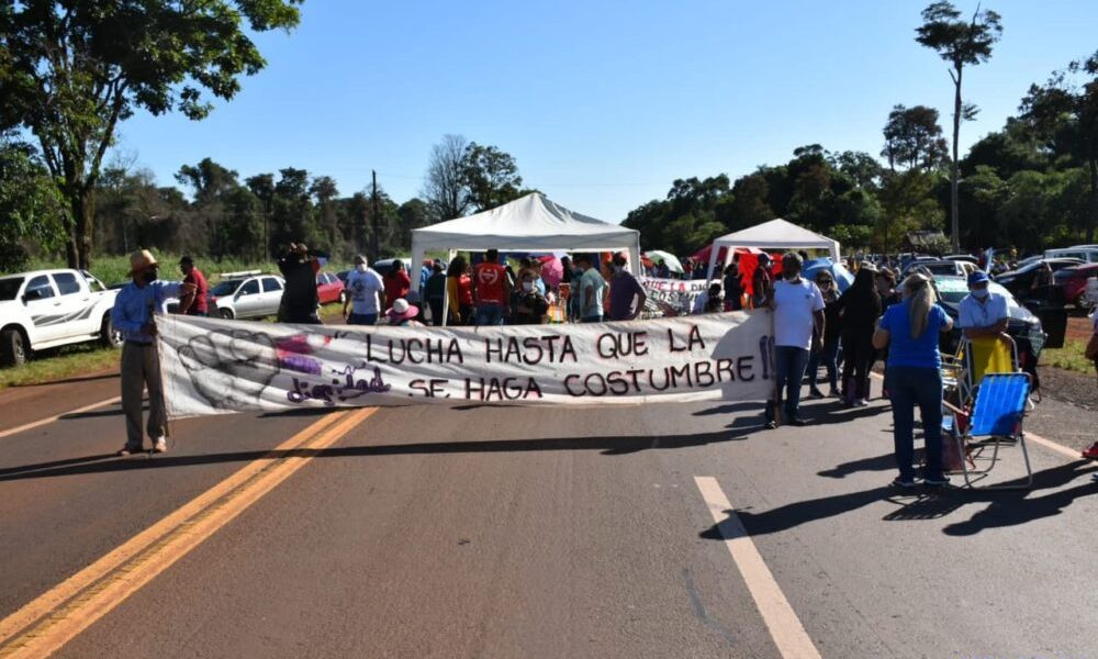 Docentes cortan la ruta 12 en Puerto Esperanza y se reunirán en asamblea