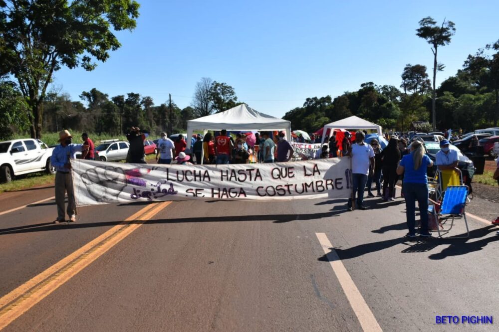 Docentes cortan la ruta 12 en Puerto Esperanza y se reunirán en asamblea