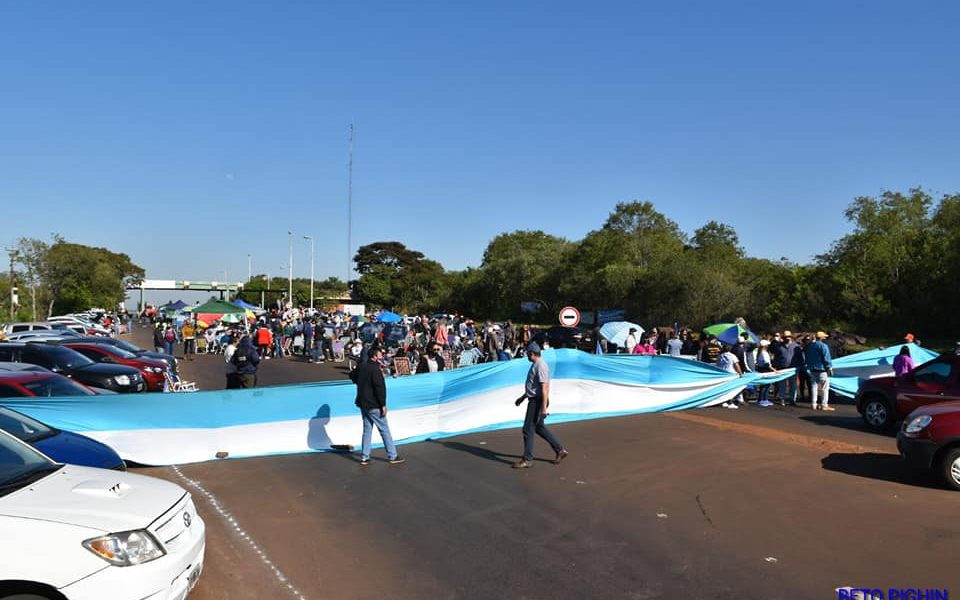 Docentes cortan la ruta 12 a la altura del peaje de Santa Ana