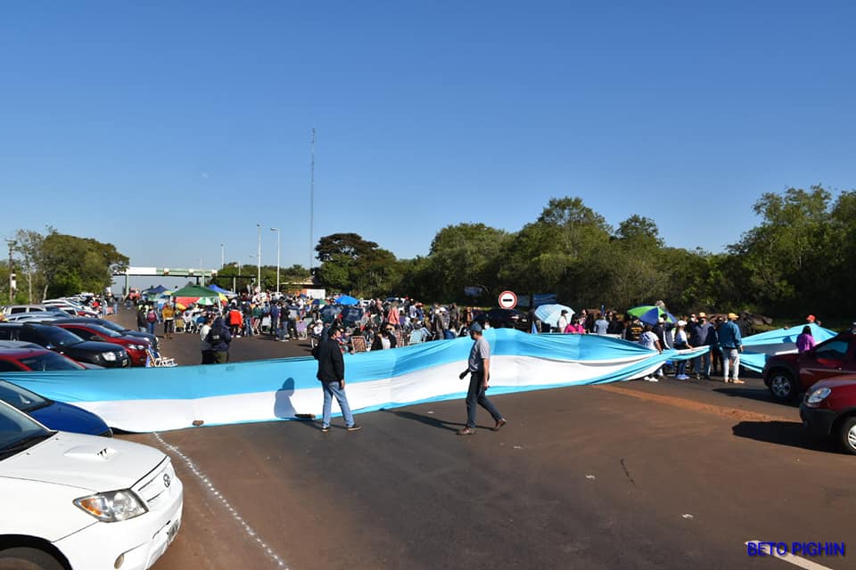 Docentes cortan la ruta 12 a la altura del peaje de Santa Ana