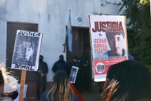 JUSTICIA. La multitud llegó hasta el Juzgado de Instrucción 1 de Apóstoles.