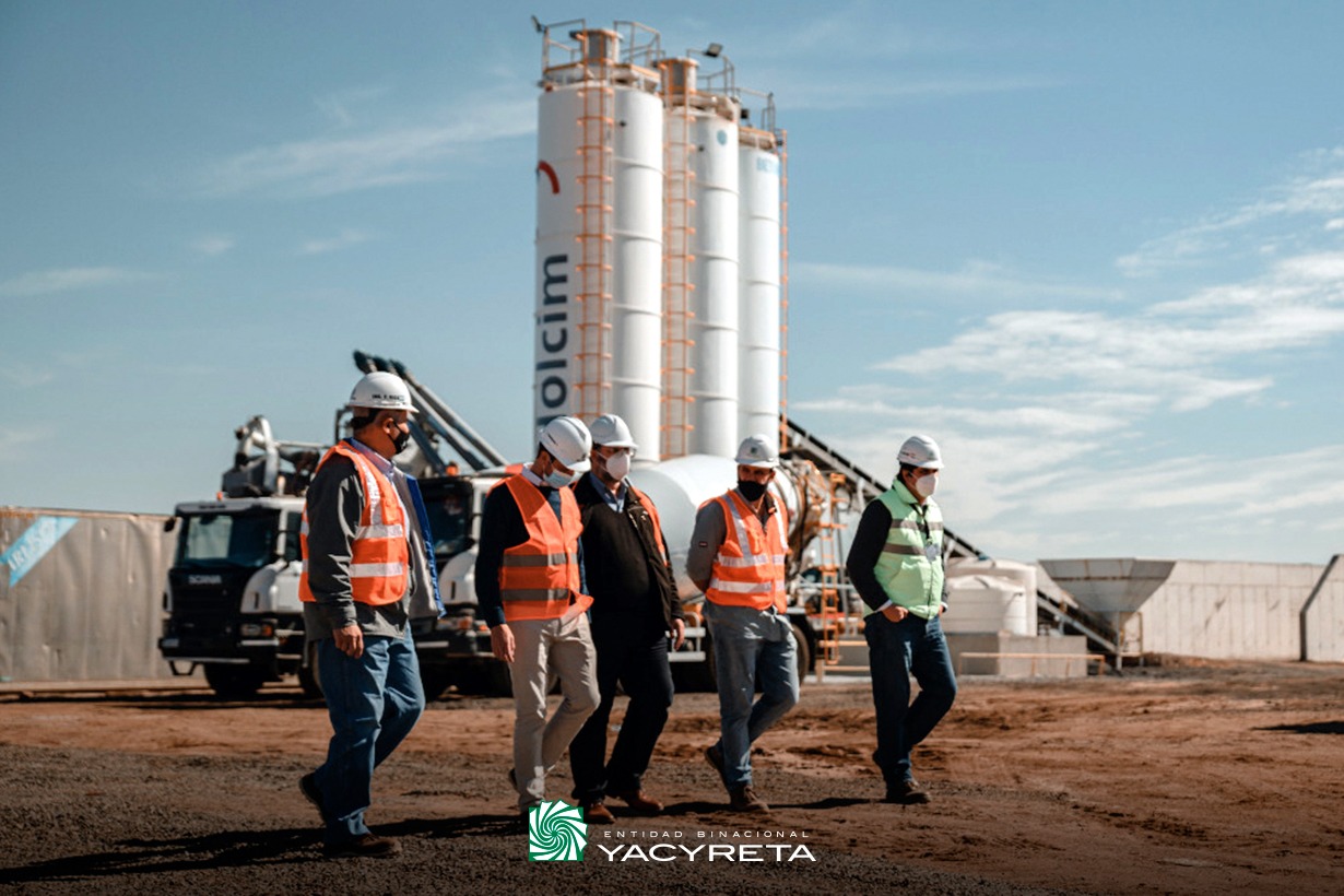 Autoridades recorren obras en Aña Cuá