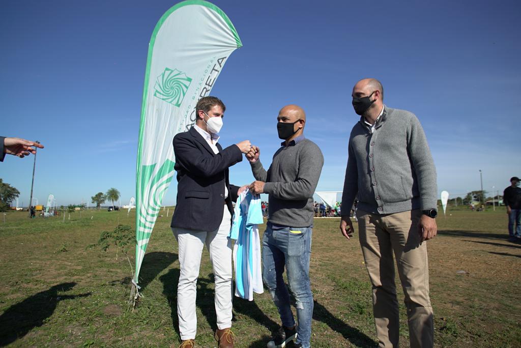 Clemente Rodríguez y el director de Yacyretá recorrieron el predio donde se construirá un Complejo Deportivo