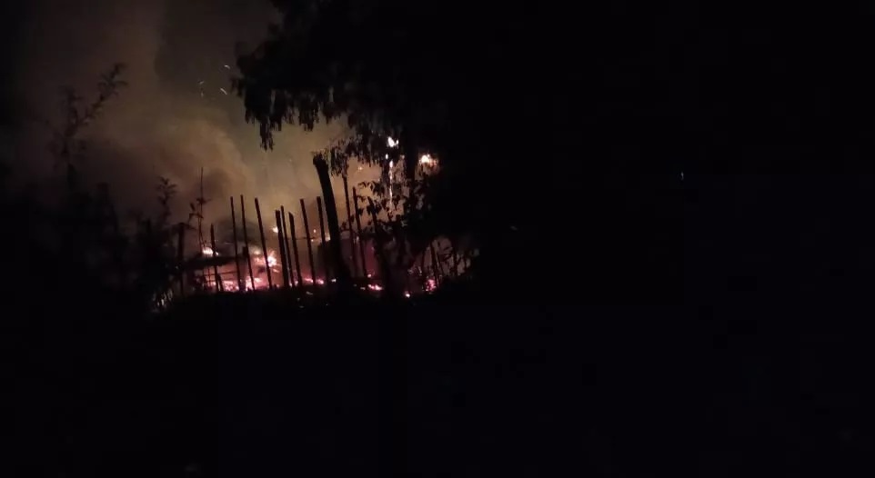 Golpeó a su pareja embaraza, incendió la casa y se dio a la fuga en Santa Ana