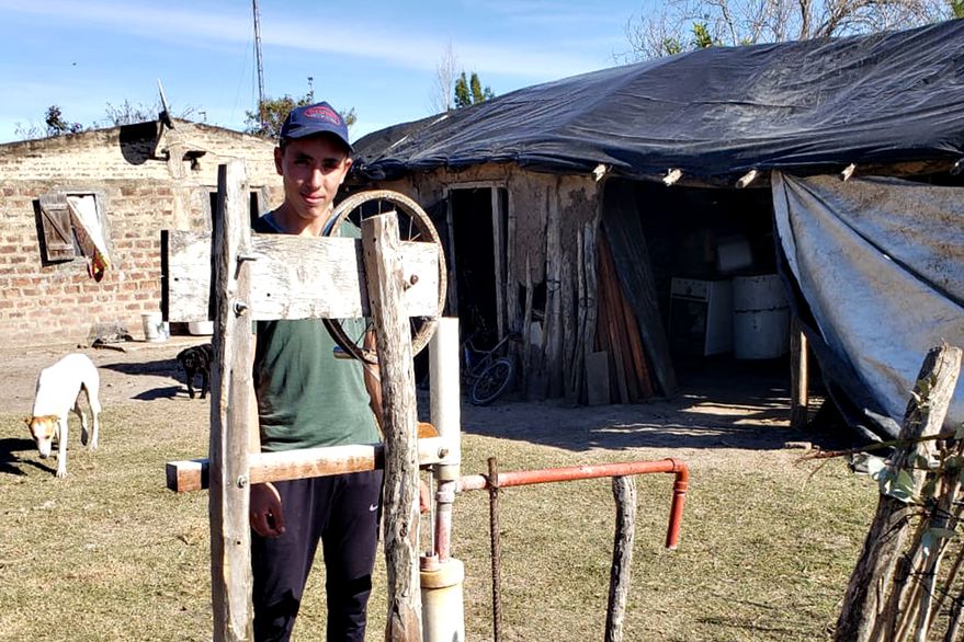 Al morir su mamá, ideó una bomba de agua para cuidar la huerta que tenían juntos