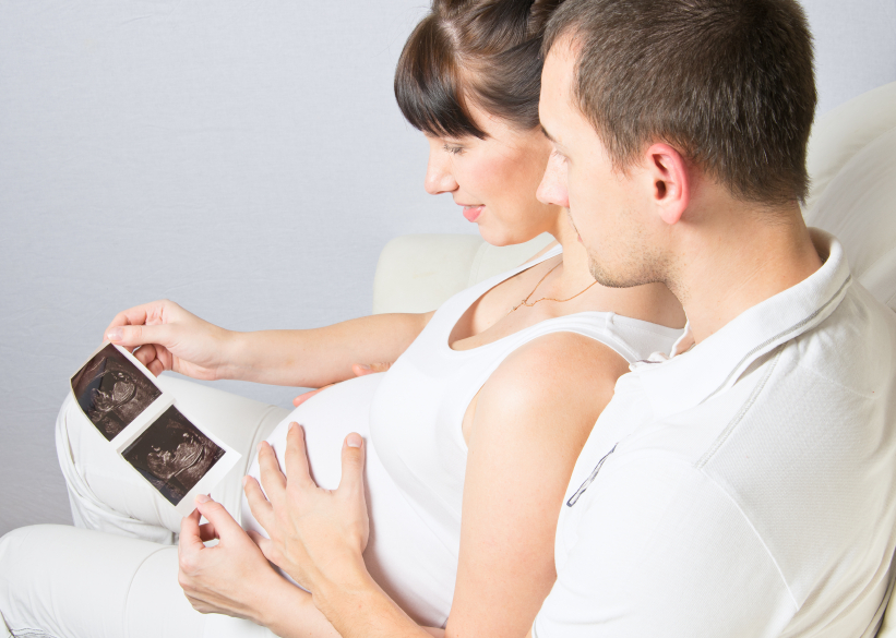 Incluyen a papás en los controles prenatales y vuelve la compañía para embarazadas