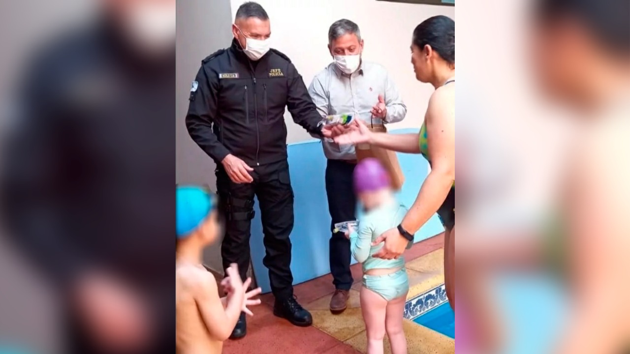 La Policía enseña natación gratis a niños con discapacidad visual