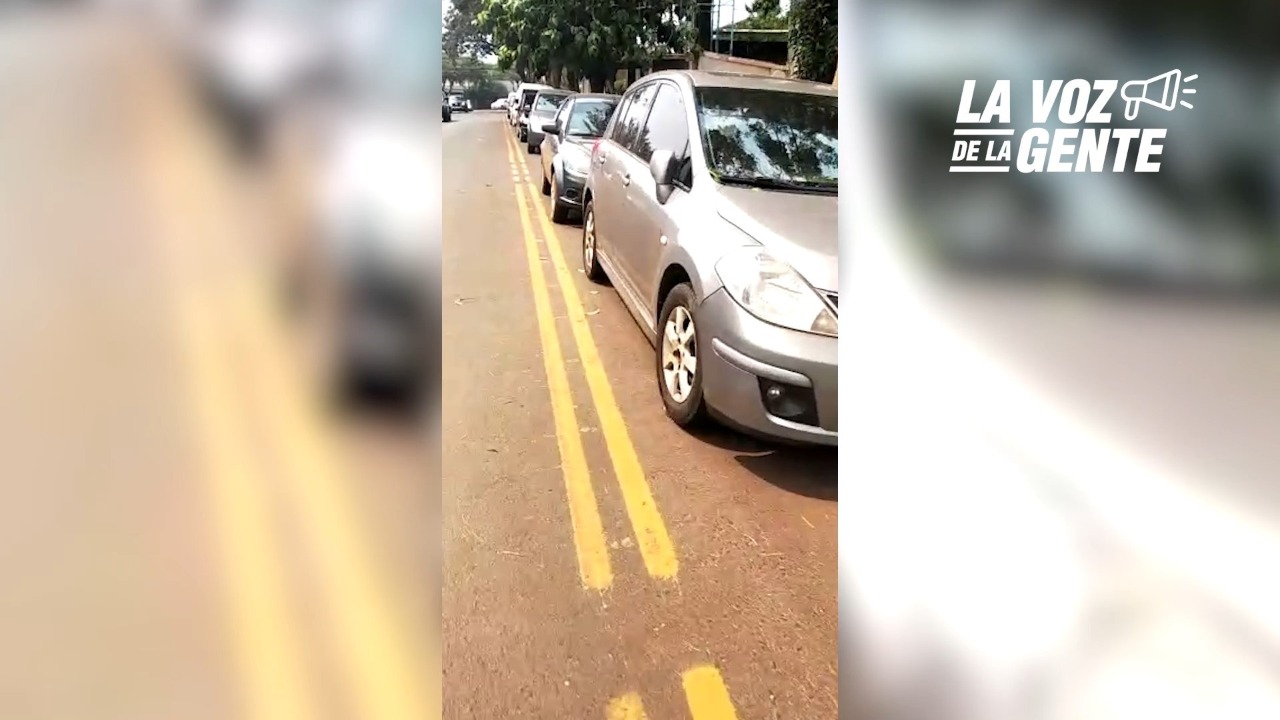 Posadas: graban una fila de autos estacionados sobre la ciclovía de Tacuarí