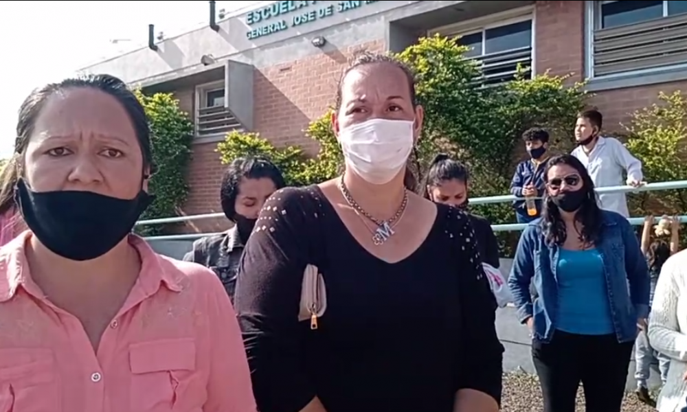 Mamás de la Escuela Nº 5 reclamaron en contra del desplazamiento de un maestro