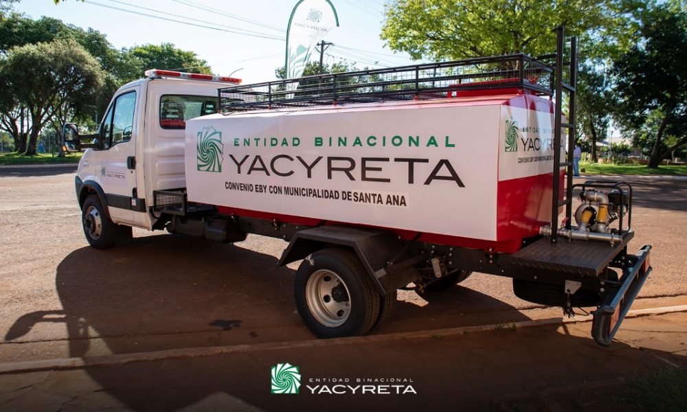 Yacyretá entrega un camión al cuartel de bomberos de Santa Ana