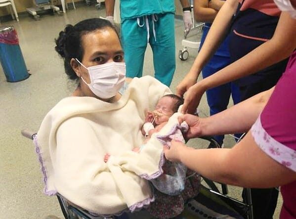 Tuvo un parto prematuro y conoció a su beba tras un mes inconsciente por covid
