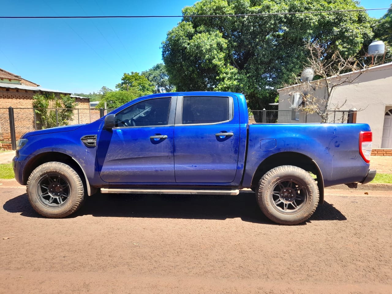 Sacó las ruedas de su camioneta, tomó fotos en tacos y denunció un robo