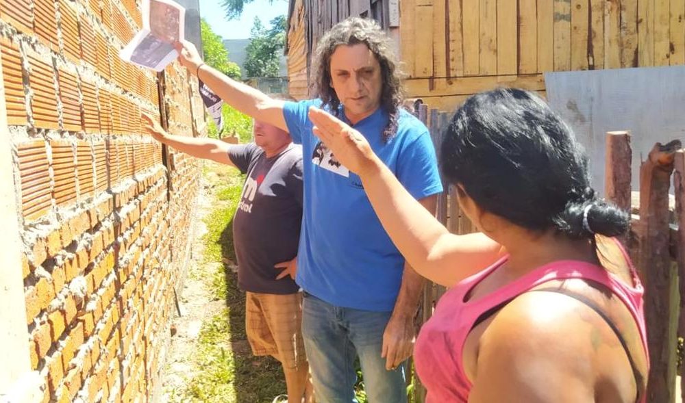 Familias del barrio San Lucas cercadas por el muro que construyó un vecino y les impide transitar