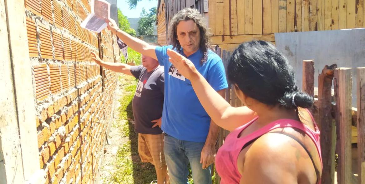 Familias del barrio San Lucas cercadas por el muro que construyó un vecino y les impide transitar