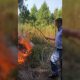 Filman al intendente de Wanda apagando incendio forestal con una rama