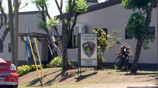 Sargento de Policía arrastraba a su pareja con el auto y su hijo lo detuvo