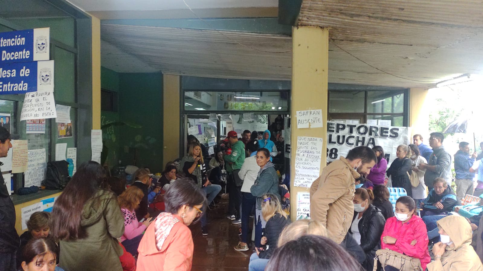 El gobernador abre mesa de diálogo y docentes analizan levantar el acampe