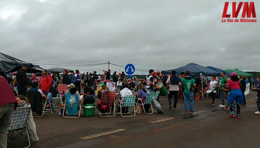 Docentes cortan la ruta 12 sobre el arroyo Garupá: “Exigimos sueldos dignos”