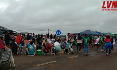 Docentes cortan la ruta 12 sobre el arroyo Garupá: “Exigimos sueldos dignos”