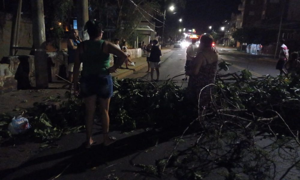 Tras 24 horas sin luz, vecinos de Posadas cortan la avenida López Torres