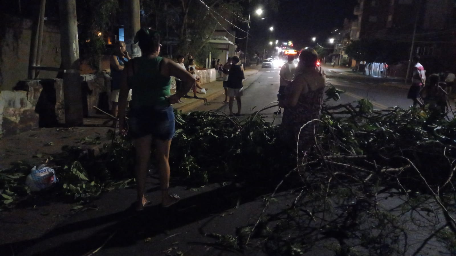 Tras 24 horas sin luz, vecinos de Posadas cortan la avenida López Torres