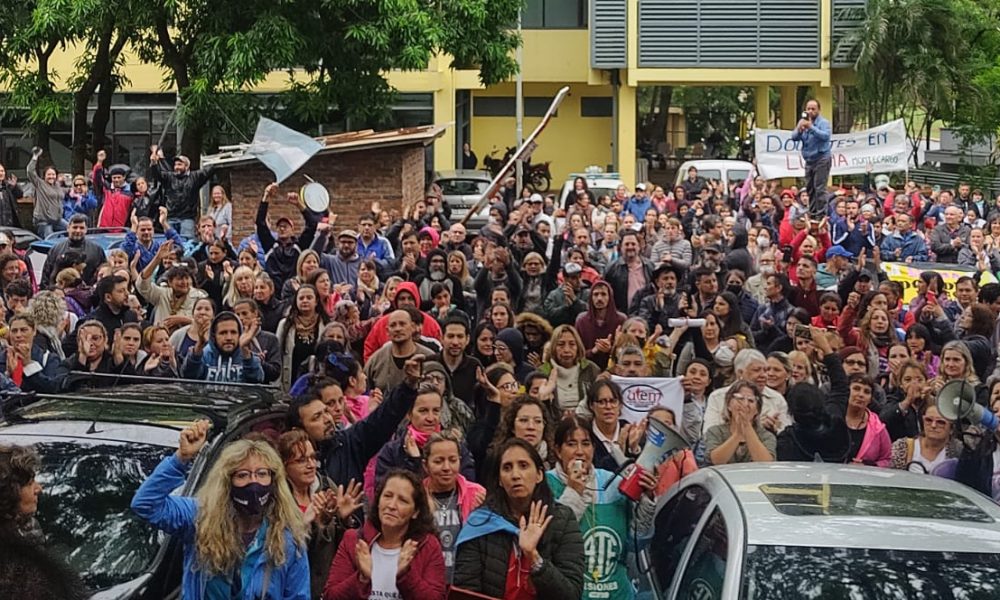 Sin acuerdo salarial, docentes vuelven al paro y al acampe