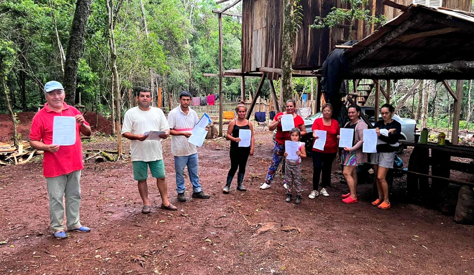 Más de 30 familias que producen alimentos reclaman un puente y tendido eléctrico para su barrio El Cruce, de Santa Ana