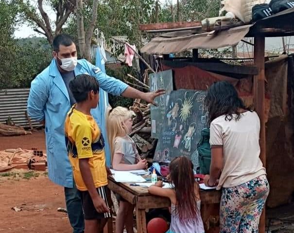 Inició escuela ambulante en basural y hoy asiste a chicos de Misiones