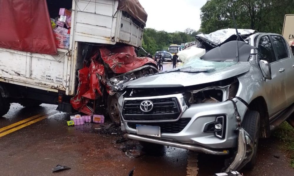 Campo Grande: dos muertos tras un choque entre una camioneta y un camión