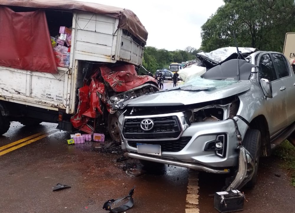 Campo Grande: dos muertos tras un choque entre una camioneta y un camión