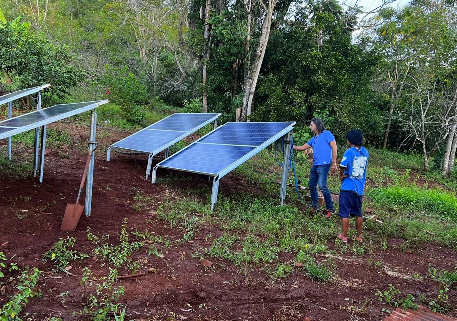 Montecarlo: con nuevos paneles solares y la bomba, familias mbya de Arroyo Isla ya tienen agua y energía