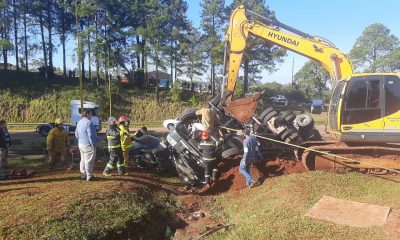 Salvan a chofer que quedó atrapado en su camión tras despiste en Dos de Mayo