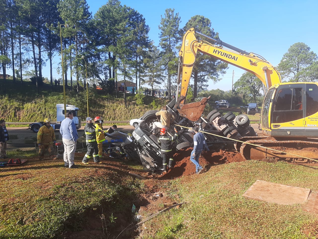 Salvan a chofer que quedó atrapado en su camión tras despiste en Dos de Mayo