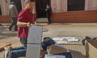 Persona con discapacidad vive en la Plaza 9 de Julio y pide una casa